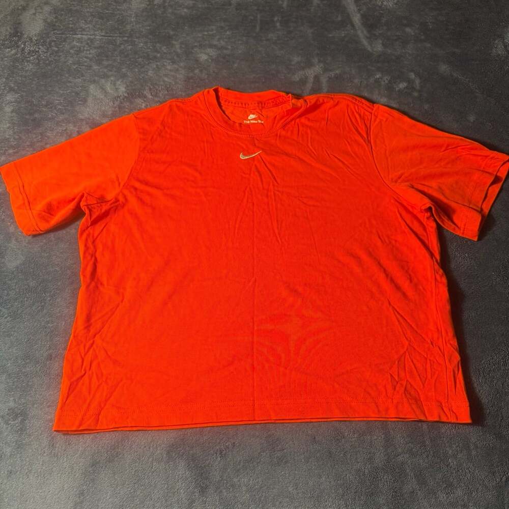 Nike woman’ s The Nike Tee Loose Fit RedShort Sleeve T-Shirt